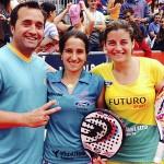 Icíar Montes y Alejandra Salazar celebran con Chema Montes su victoria en el Estrella Damm Barcelona Open