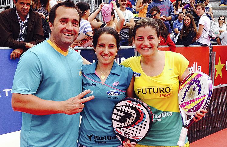 Icíar Montes y Alejandra Salazar celebran con Chema Montes su victoria en el Estrella Damm Barcelona Open