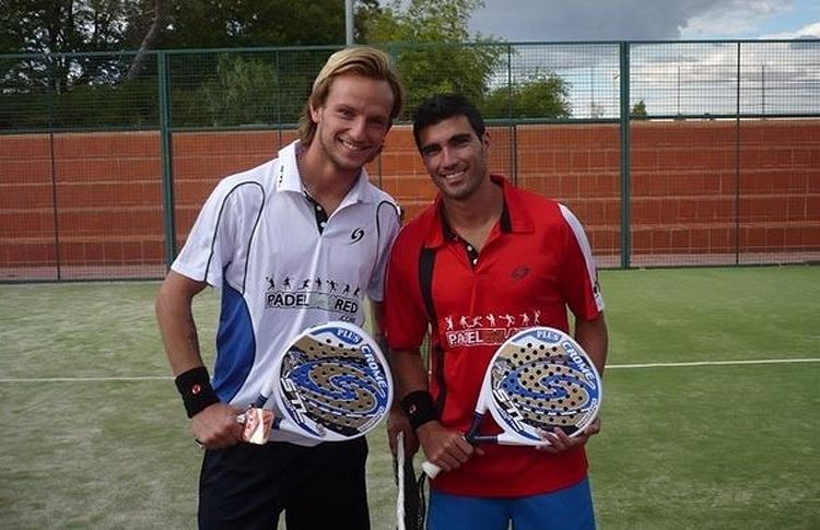 Ivan Rakitic と José Antonio Reyes は、パドル テニスの大ファンです。