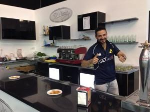 Rubén, camarero de lujo en el Torneo Nocturno organizado en GET Indoor por A Tope de Pádel