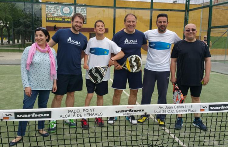 アルカラ デ エナレス市長が ASPADO の生徒たちとパドル テニスの試合を行いました