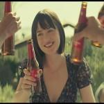 Dakota Johnson, en el vídeo de Estrella Damm