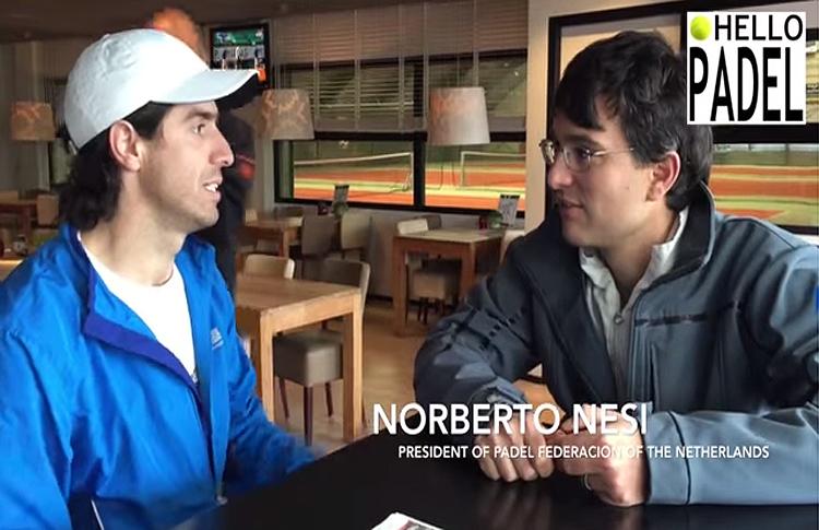 Mauri Andrini interviewt Norberto Nesi, Präsident des niederländischen Verbandes, bei Hello Padel