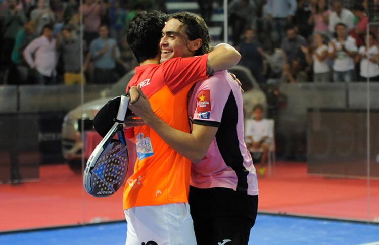 خواني ميريس وماكسي سانشيز يتعانقان بعد فوزهما في بطولة إستريلا دام مدريد المفتوحة