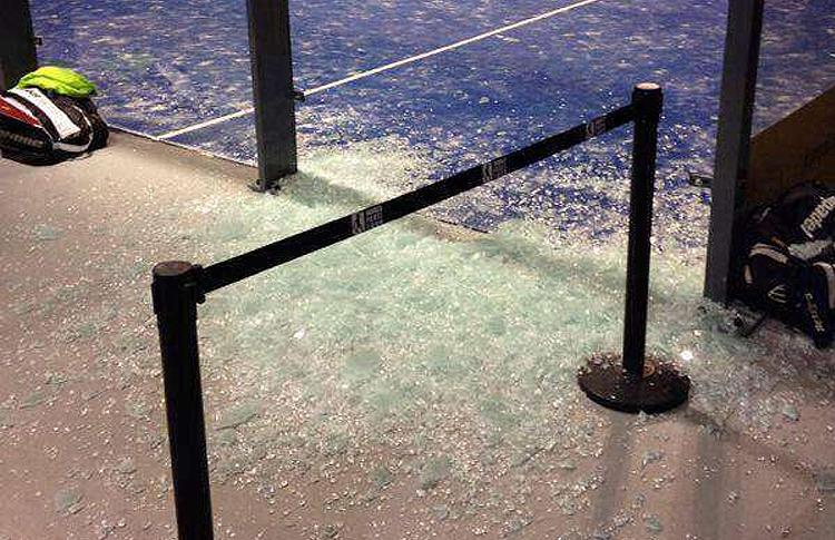 Warum sind Kristalle in einem Paddle-Tennisplatz gebrochen?