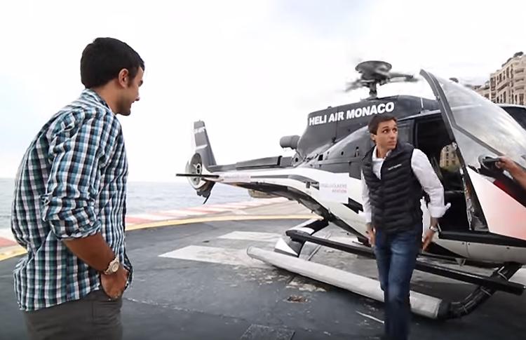 En helikopter tar emot Fernando Belasteguín och Pablo Lima vid deras ankomst till Monte-Carlo Padel Master
