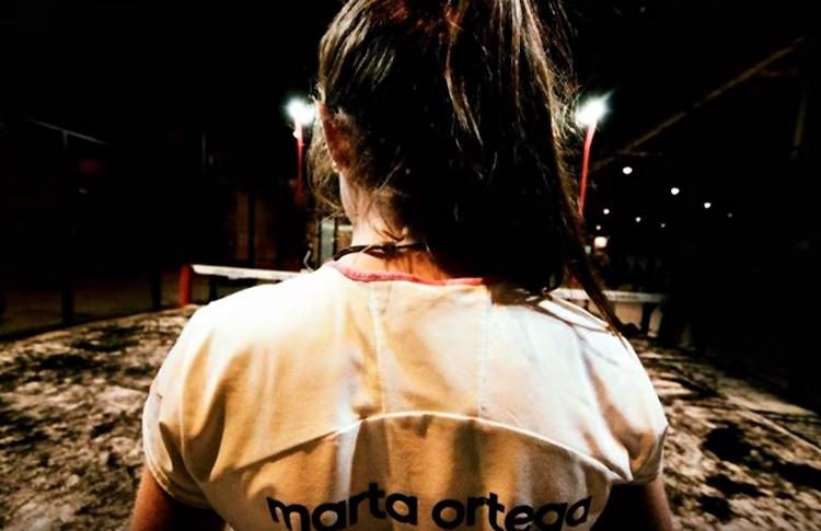 ビデオ: マルタ・オルテガが未成年者のためのサーキットに別れを告げる