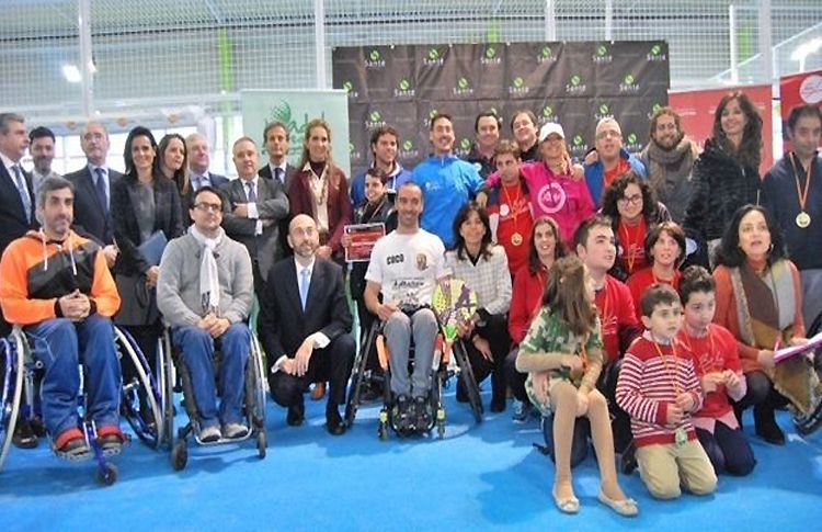 Fundación Mapfre und Fundación Sánchez Vicario nehmen zusammen mit der Infantin Elena an der Eröffnung des III. Padel-Kurses für Menschen mit geistiger Behinderung teil