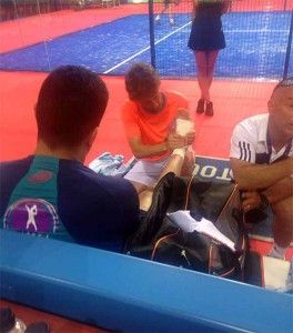 Maxi Sánchez krijgt hulp tijdens het geschil van de Estrella Damm Palma de Mallorca Open