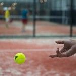 Guía para disfrutar del pádel en verano
