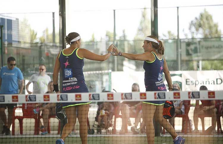 Carolina Navarro i Cecilia Reiter, en acció al Valladolid Open