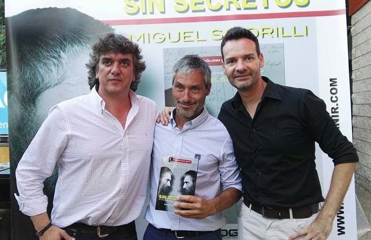 Óscar Solé, Miguel Sciorilli y Valen Bailon, en la presentación del libro 'Sin Secretos'