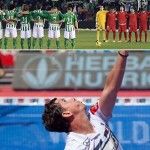 Paquito Navarro anima el derbi sevillano más futbolero... y padelero