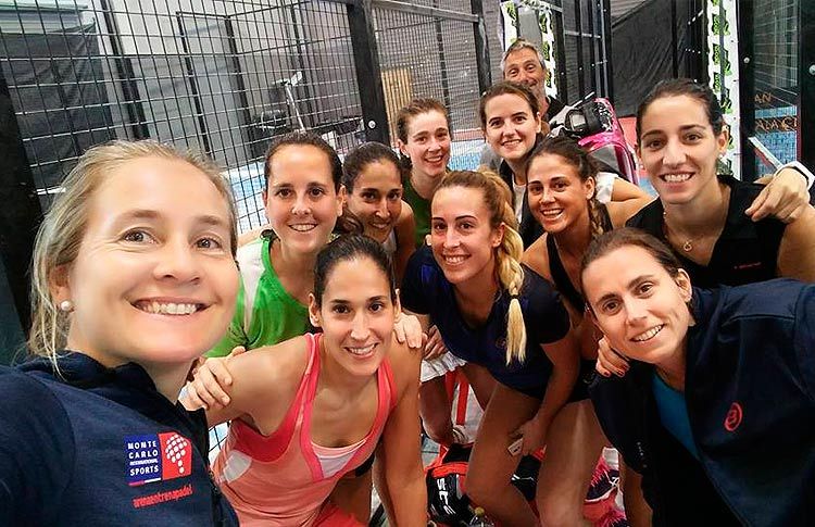 Foto des weiblichen Teams der MCI Sports-Arena Entrena Pádel
