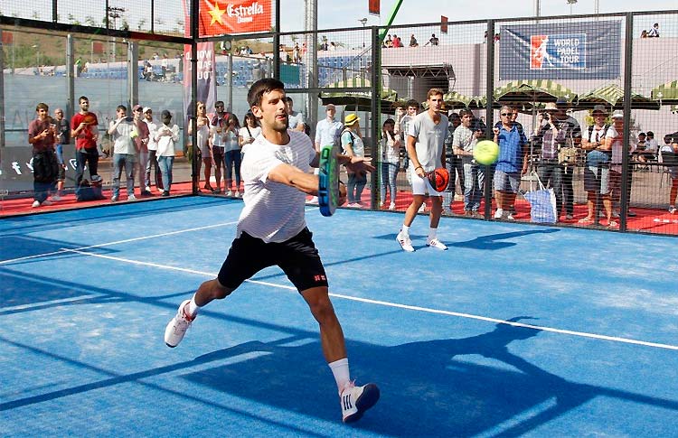 Novak Djokovic, jugando al pádel en el Mutua Madrid Open 2017