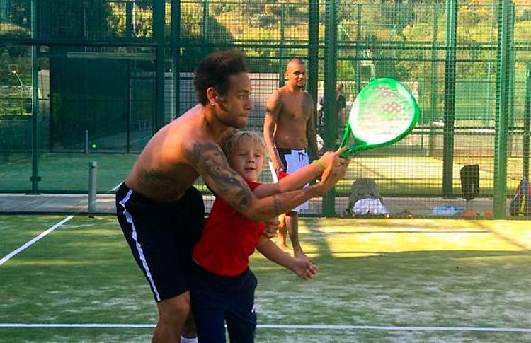 Neymar, jouant au paddle-tennis avec son fils