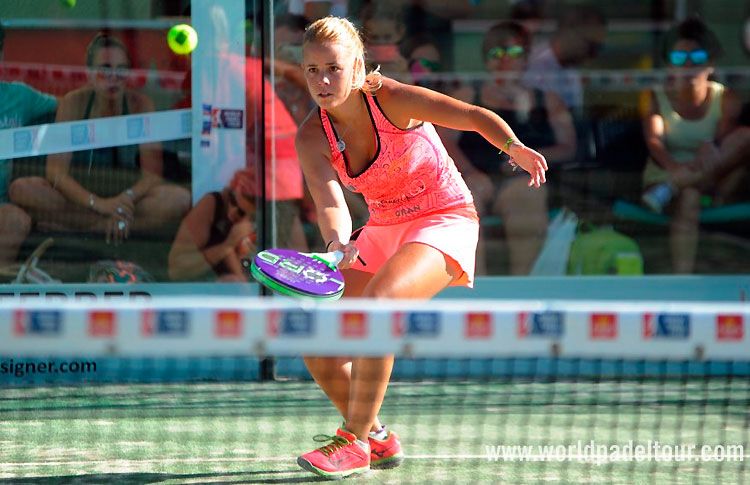 Lucía Martínez, en acción en el Estrella Damm Alicante Open 2017
