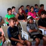 Grupo de jovens participantes promissores no Campus da Academia Pitu Losada