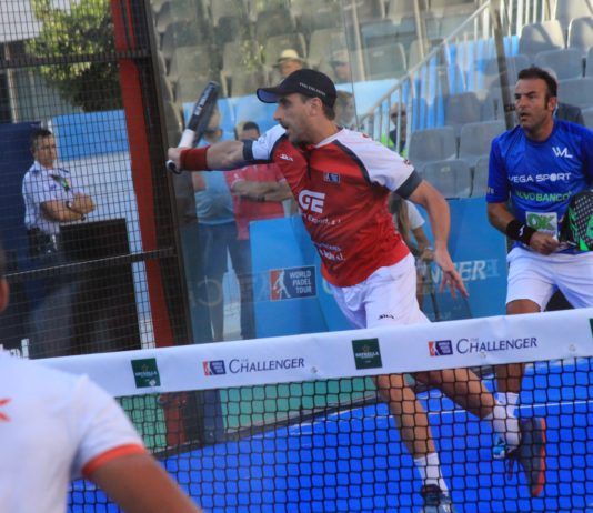 Víctor Ruiz realiza una volea. | World Padel Tour