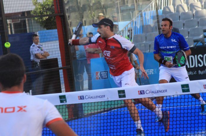 Víctor Ruiz realiza una volea. | World Padel Tour