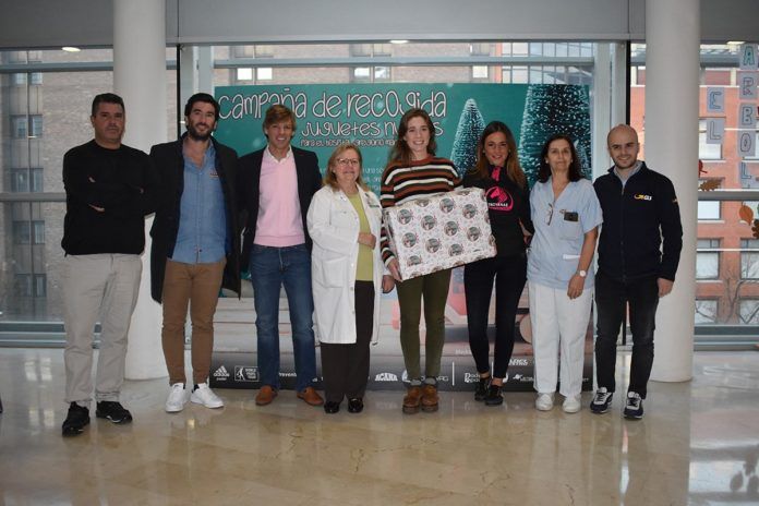 Marta Ortega en la campaña de recogida de juguetes.