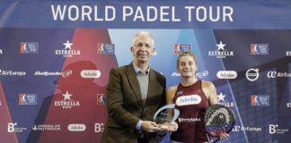 Alejandra Salazar recoge el Trofeo Adeslas a Mejor Jugadora.