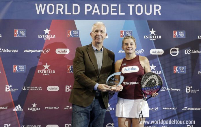Alejandra Salazar recoge el Trofeo Adeslas a Mejor Jugadora.