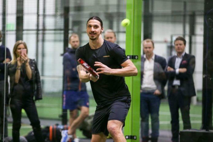 Ibrahimovic jugando al pádel.
