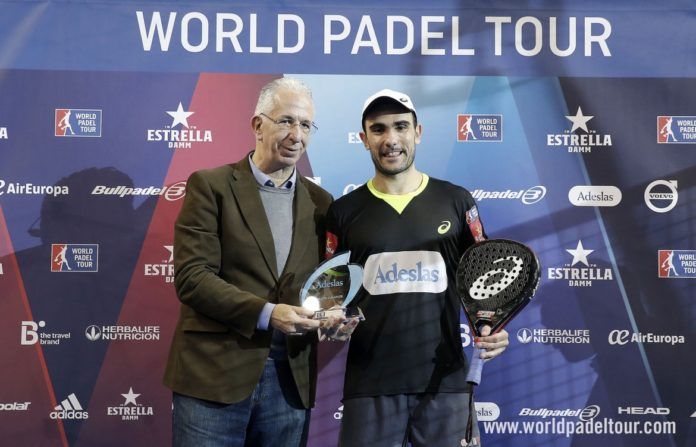 Pablo Lima recoge el trofeo Adeslas a Mejor Jugador.