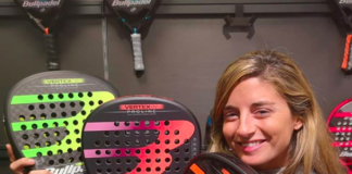 Alejandra Salazar posa junto a algunas palas Bullpadel.