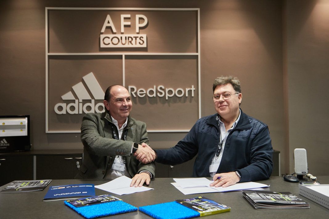 Les représentants de Adidas Padel et Mondo signent l'accord.