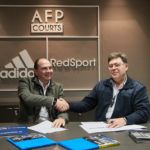 Los representantes de Adidas Padel y Mondo firman el acuerdo.
