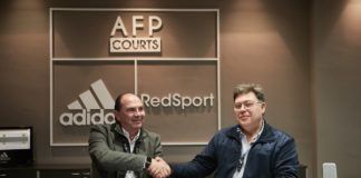 Los representantes de Adidas Padel y Mondo firman el acuerdo.