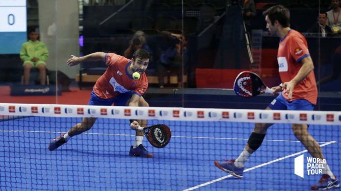 Belasteguín y Lima en posición de defensa. | Foto: World Padel Tour