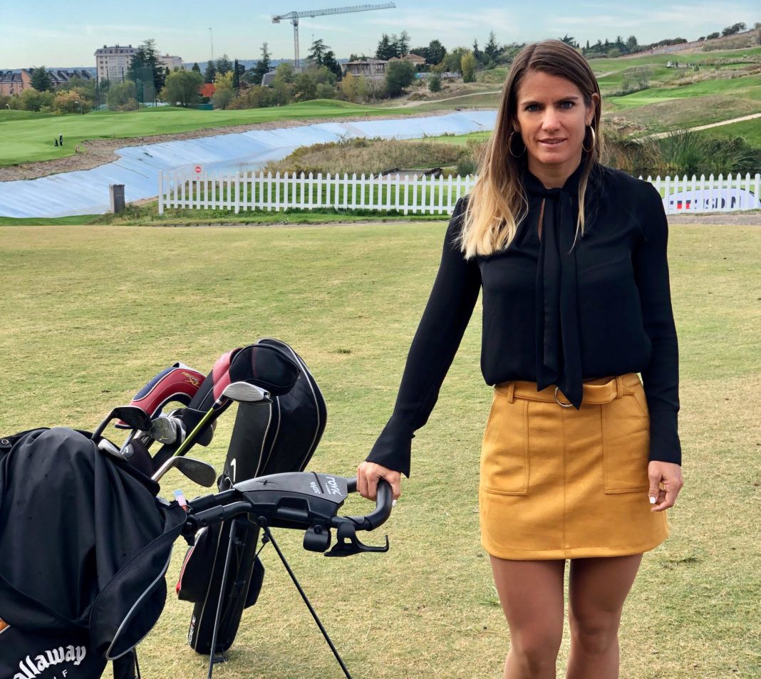 Belén Montes går på golf.