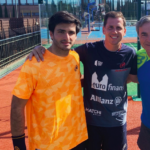 Paquito Navarro y la familia Sainz se retan en la pista Carlos Sainz y Carlos Sainz Jr, junto a Paquito Navarro.