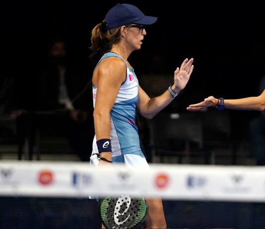 Padel World Press .- Nadie se lo quería perder. Ni los afortunados que pudieron verlo en directo en el Palau Sant Jordi ni los miles de espectadores que decidieron seguirlo desde sus casas, pegados al televisor y con el firme propósito de disfrutar del mejor pádel femenino del mundo. Frente a frente dos grandes parejas. Frente a frente, dos viejas conocidas que ya sabían lo que era ganar un torneo durante la presente campaña y que, por lo tanto, deseaban un nuevo triunfo para ascender a lo más alto de la Champions Race. Desde el primer minuto quedó claro que iba a ser un choque vibrante, de esos en los que la tensión se puede cortar con un cuchillo. Y es que, además de todo lo comentado con anterioridad, las Gemelas Sánchez Alayeto sabían que la victoria les permitiría volver a acceder al Top 4 del Ranking WPT. Sin un segundo para la tregua, Sainz y Triay pisaron el acelerador desde el principio y eso les permitió no tardar en obtener una renta de 3-0. Muy sólidas, no permitieron sorpresas y supieron contener las acometidas de sus rivales para ponerse por delante en el marcador (6-2). En la segunda manga, la tónica fue muy parecida y eso permitió que Lucía y Gemma ‘maniatasen’ con su estrategia a Mapi y Majo. Las pupilas de Jorge Martínez no lograban sentirse cómodas y, muy pronto, se vieron con un break en contra. Ese golpe terminó de ‘desestabilizar’ a las Gemelas, que vieron como sus oponentes supieron mantener su ventaja, lo que desencadenó en el 6-2 y 6-3 definitivo. Fundidas en un abrazo, Lucía Sainz y Gemma Triay celebraron por todo lo alto tanto la conquista de su segundo título del año como el ascenso a la primera plaza de la Carrera de Campeonas. El Circuito WPT no se detiene y ya piensa en su próxima cita… Del 01 al 08 de noviembre, la magia de este maravilloso deporte se trasladará al Estrella Damm Alicante Open 2020. El espectáculo no se detiene y sólo podemos decir… Enjoy the Game!!! Imagen: World Padel Tour