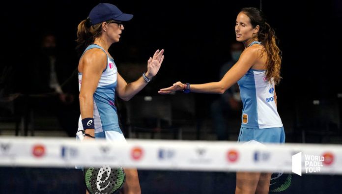 Padel World Press .- Nadie se lo quería perder. Ni los afortunados que pudieron verlo en directo en el Palau Sant Jordi ni los miles de espectadores que decidieron seguirlo desde sus casas, pegados al televisor y con el firme propósito de disfrutar del mejor pádel femenino del mundo. Frente a frente dos grandes parejas. Frente a frente, dos viejas conocidas que ya sabían lo que era ganar un torneo durante la presente campaña y que, por lo tanto, deseaban un nuevo triunfo para ascender a lo más alto de la Champions Race. Desde el primer minuto quedó claro que iba a ser un choque vibrante, de esos en los que la tensión se puede cortar con un cuchillo. Y es que, además de todo lo comentado con anterioridad, las Gemelas Sánchez Alayeto sabían que la victoria les permitiría volver a acceder al Top 4 del Ranking WPT. Sin un segundo para la tregua, Sainz y Triay pisaron el acelerador desde el principio y eso les permitió no tardar en obtener una renta de 3-0. Muy sólidas, no permitieron sorpresas y supieron contener las acometidas de sus rivales para ponerse por delante en el marcador (6-2). En la segunda manga, la tónica fue muy parecida y eso permitió que Lucía y Gemma ‘maniatasen’ con su estrategia a Mapi y Majo. Las pupilas de Jorge Martínez no lograban sentirse cómodas y, muy pronto, se vieron con un break en contra. Ese golpe terminó de ‘desestabilizar’ a las Gemelas, que vieron como sus oponentes supieron mantener su ventaja, lo que desencadenó en el 6-2 y 6-3 definitivo. Fundidas en un abrazo, Lucía Sainz y Gemma Triay celebraron por todo lo alto tanto la conquista de su segundo título del año como el ascenso a la primera plaza de la Carrera de Campeonas. El Circuito WPT no se detiene y ya piensa en su próxima cita… Del 01 al 08 de noviembre, la magia de este maravilloso deporte se trasladará al Estrella Damm Alicante Open 2020. El espectáculo no se detiene y sólo podemos decir… Enjoy the Game!!! Imagen: World Padel Tour